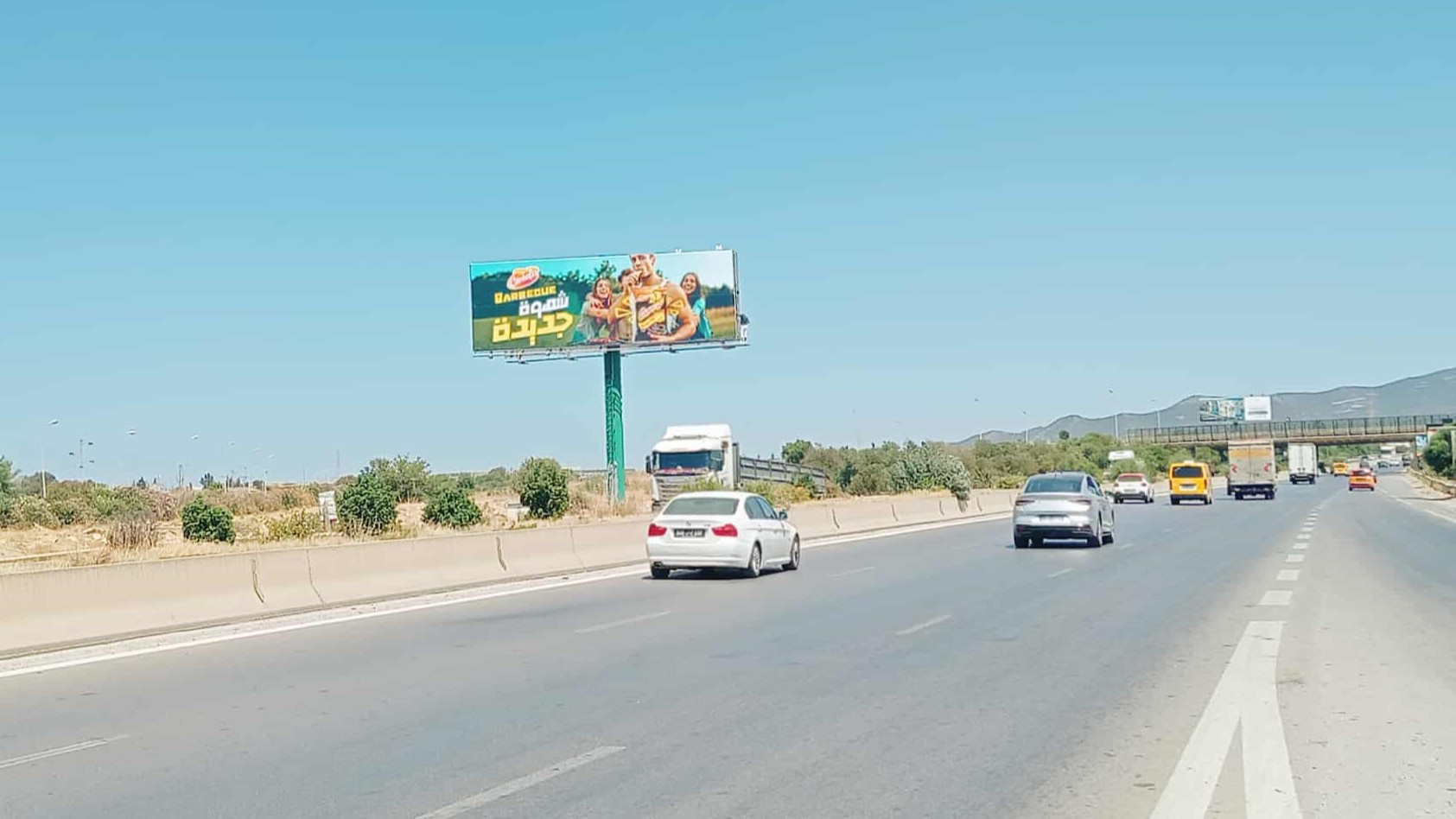 UV24 - Niveau échangeur Banlieue Sud, à 800m du centre commercial Azur City, niveau maisons Alfa Ford et Hyundai, direction Azur City et péage Mornag