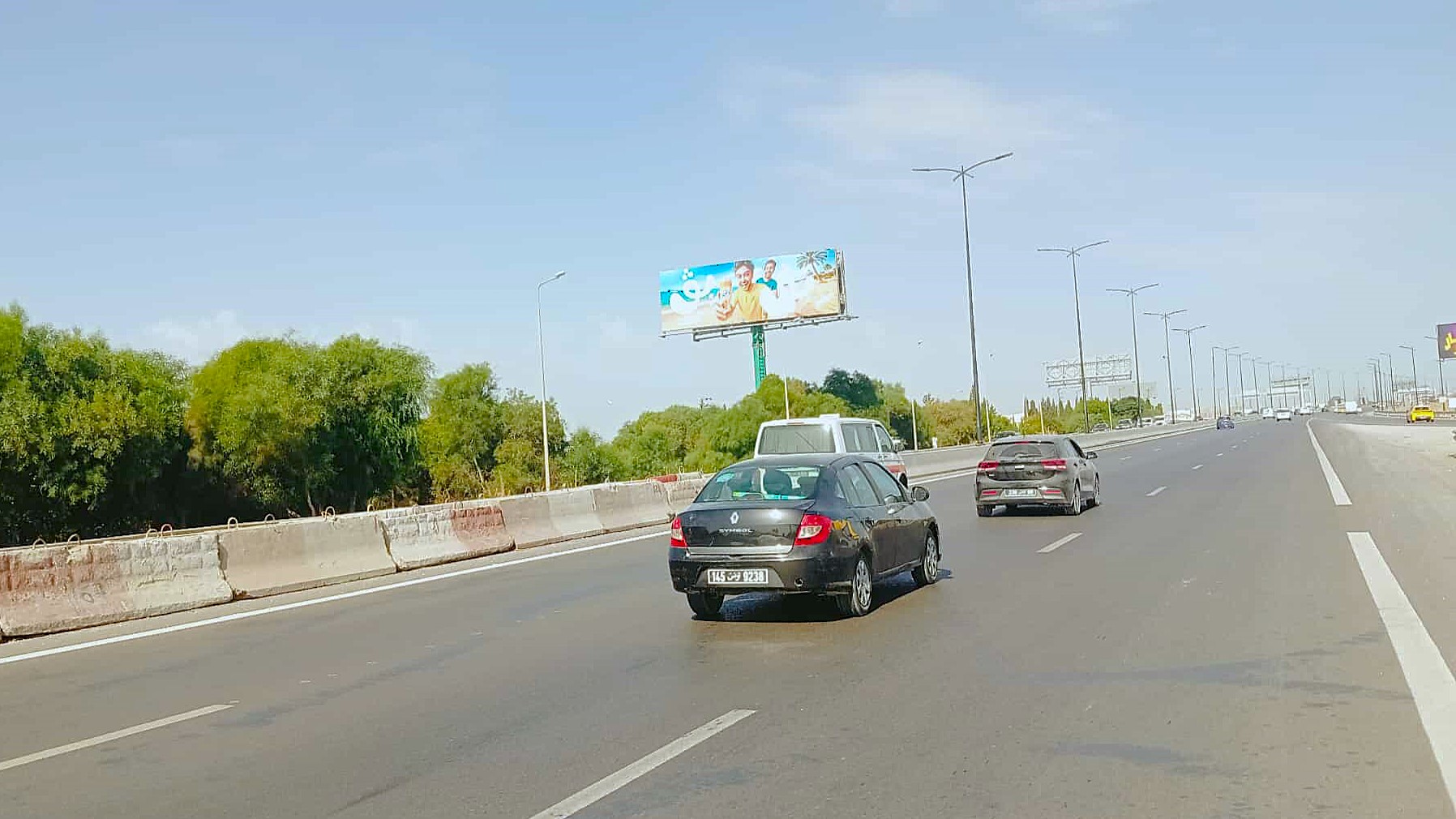 UV26 - Niveau bretelle sortie Banlieue Sud, à 1km du centre commercial Azur City, niveau maisons Alfa Ford et Hyundai, direction Tunis