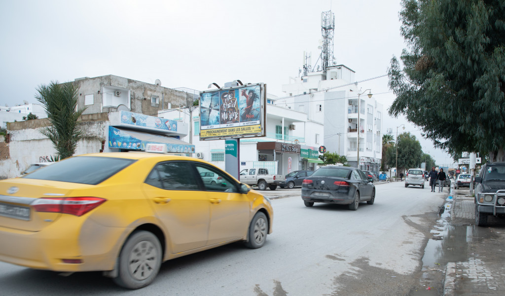 V111 - Carthage Salambo - Avenue Habib Bourguiba Niveau agence ATB, à 100m du Stade d'El Kram et 200m de la Poste, direction Le Kram et La Goulette