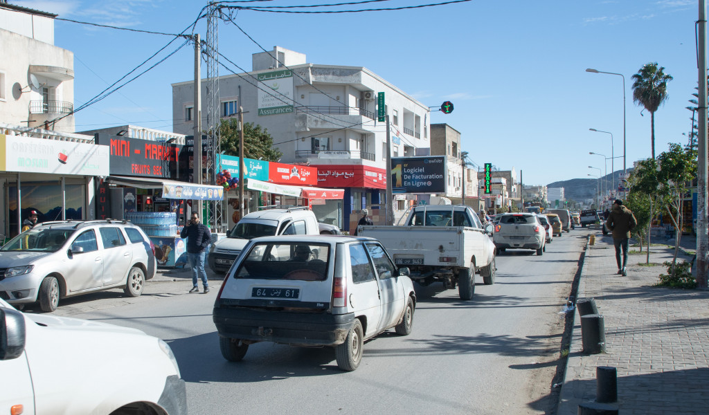 V127 - Avenue de l'Environnement, Niveau agence STB Ezzahra, à 50m du rond-point El Kamanja, direction centre ville