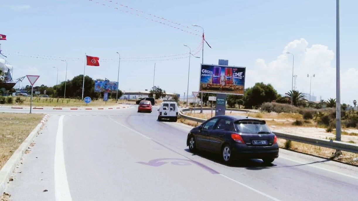 V132 - A 100 m de maison Porsche niveau Rond point le Voilier direction La Goulette centre
