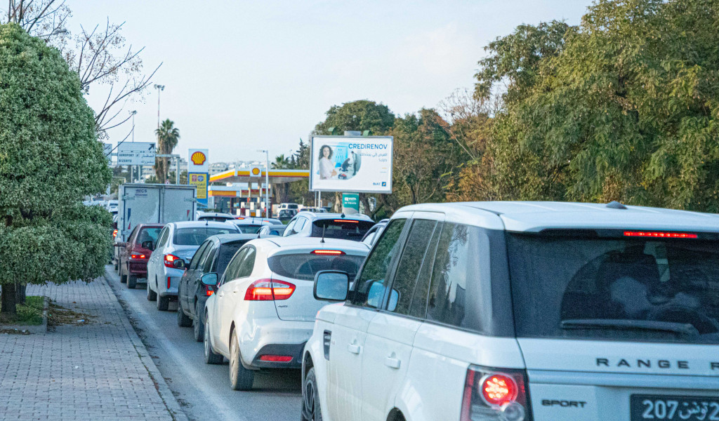 V134 - Niveau croisement Menzah 1 et Mutuelleville à 10m de Station Shell, direction Route X, El Menzah et Ennasr