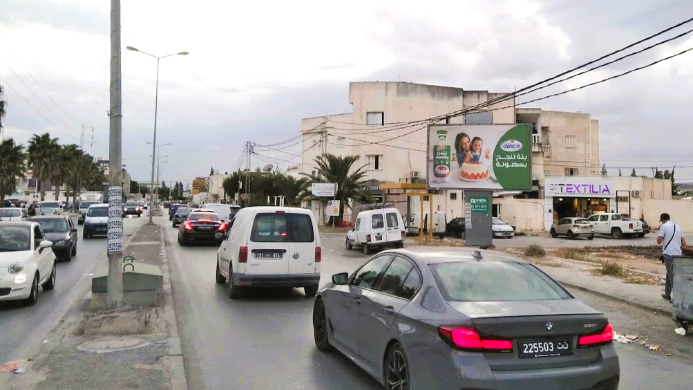 V142 - Avenue de l’ UMA direction Ariana, à 50m de Carrefour Market, en face de Soukra Mall