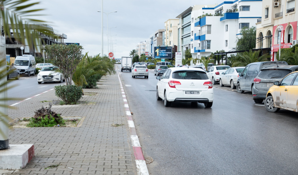 V43 - Corniche Lac II direction Lac I en face du Groupe Scolaire René Descartes