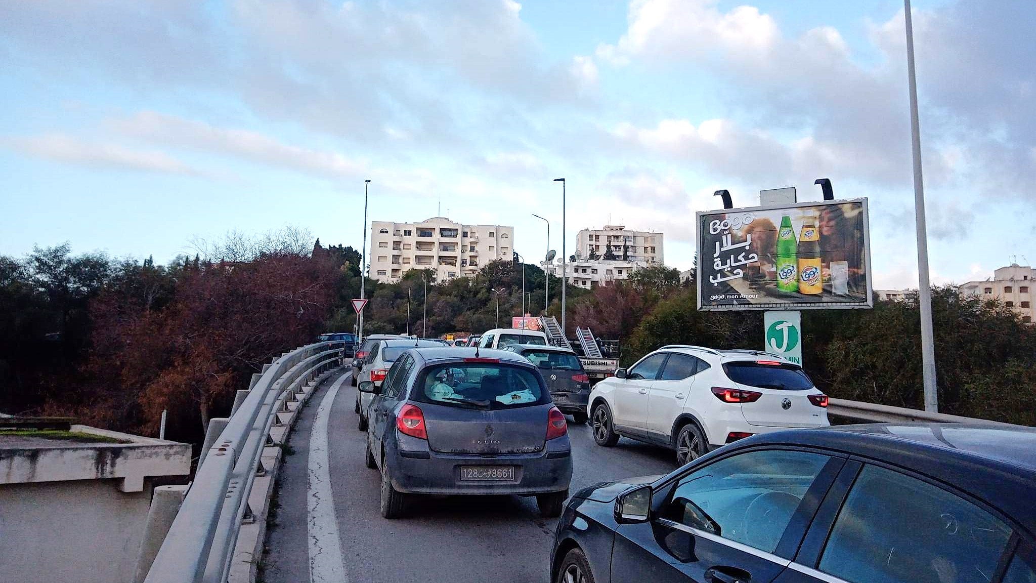 V63 - Rond-point échangeur Manar Mutuelleville - Niveau Manar 2 en face clinique Taoufik