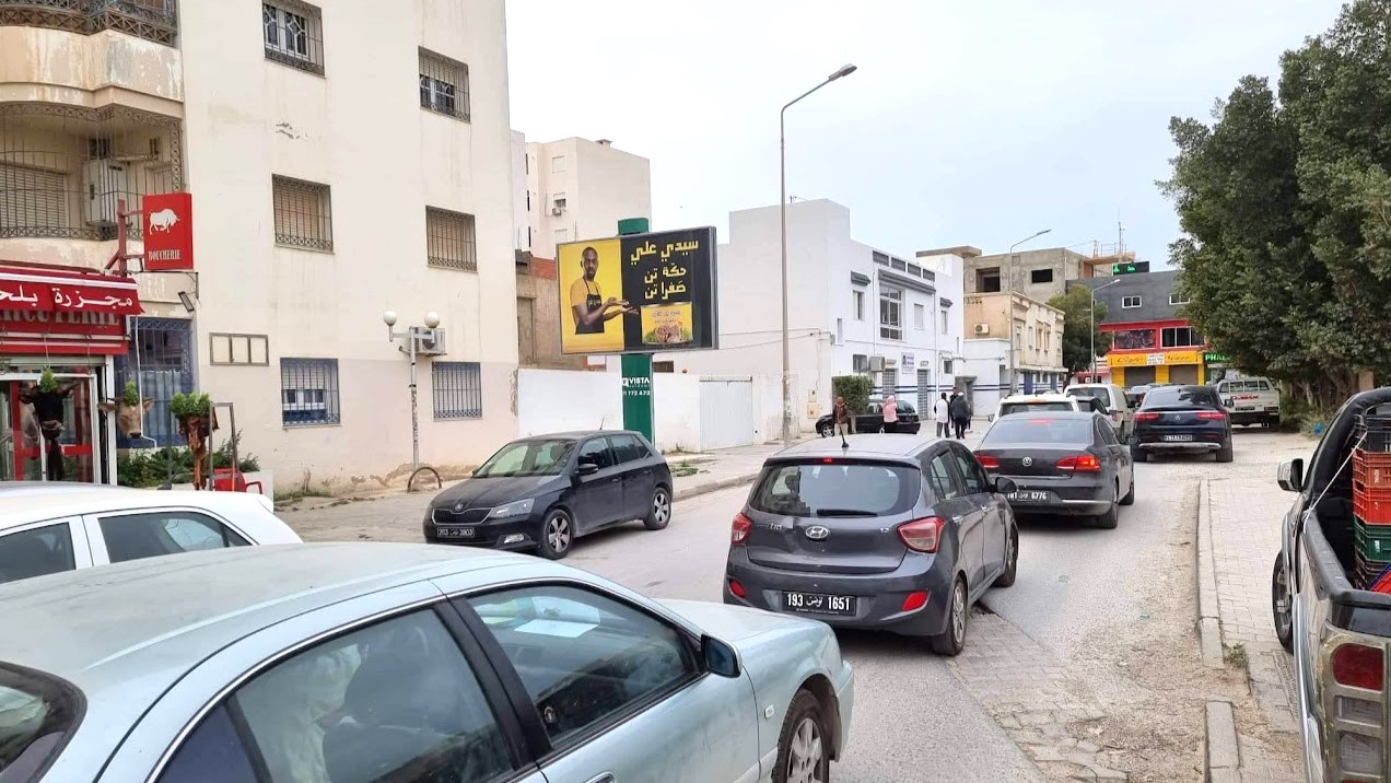 V70 - Rue Osmane Bahri en face de Carrefour Express et à 50m de Magazin Aziza, Direction Avenue Khaled Ibn El Walid, Cité Wahat, Laouina, La Soukra