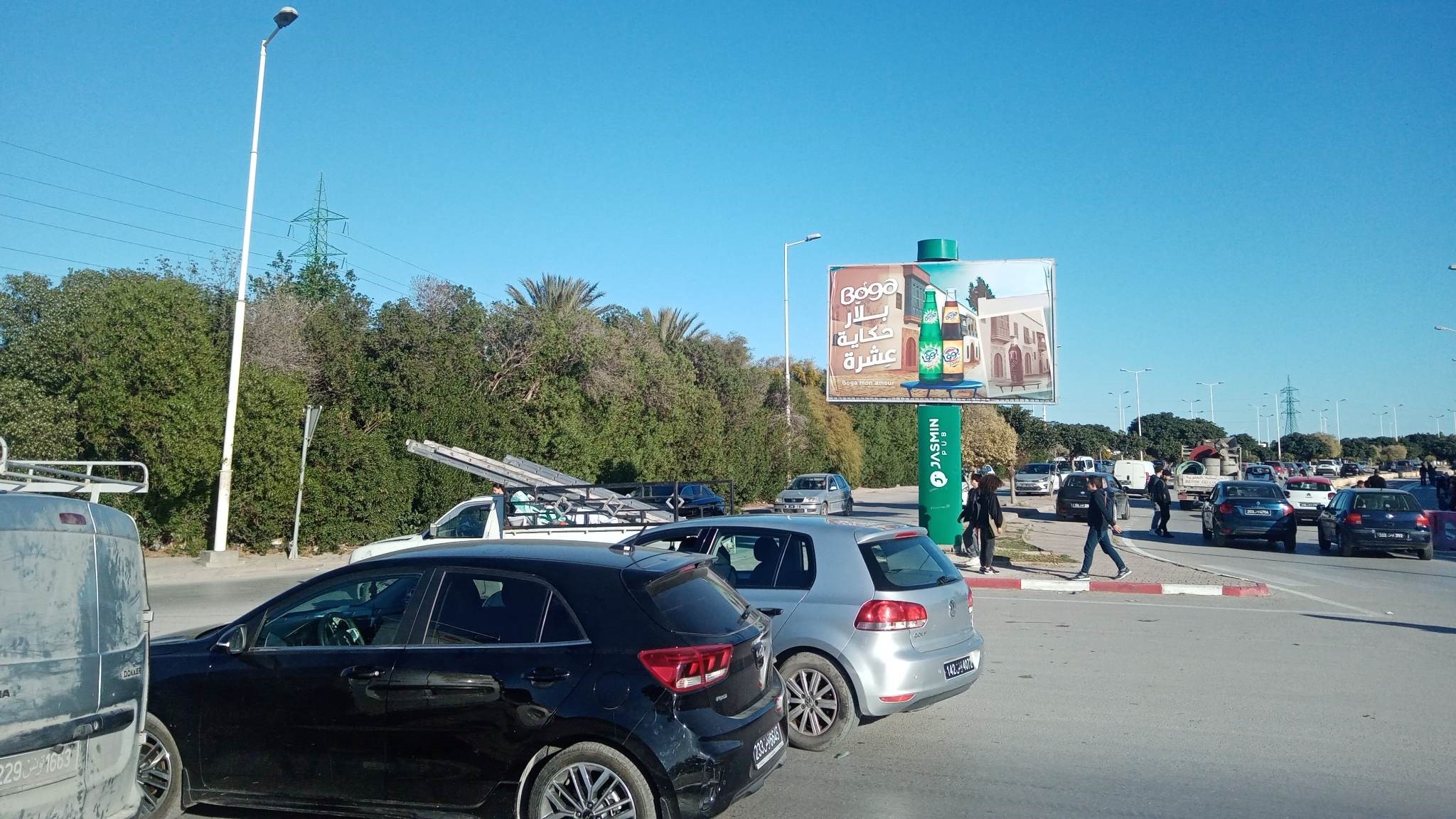 V77 - Rue Hasdrubal niveau rond-point giratoire devant Ecole Internationale de Carthage ISC