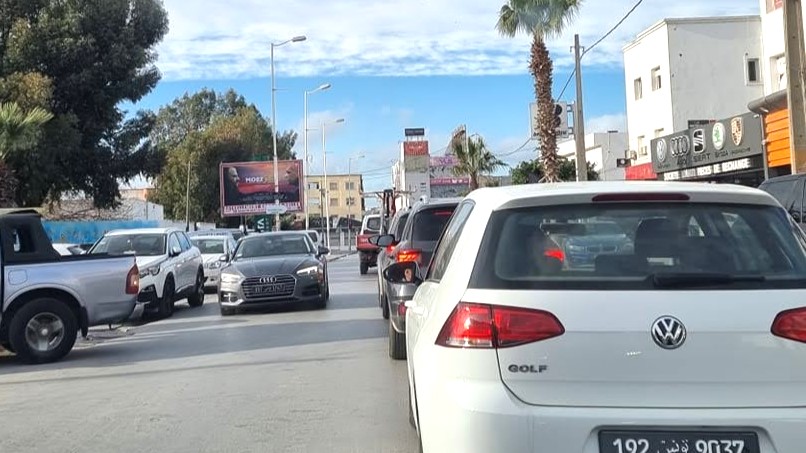 V85 - Rue Habib Bouguiba devant Municipalité et Ecole Primaire Ain Zaghouan, à 20m de Mosquée Ain Zaghouan, direction GP9