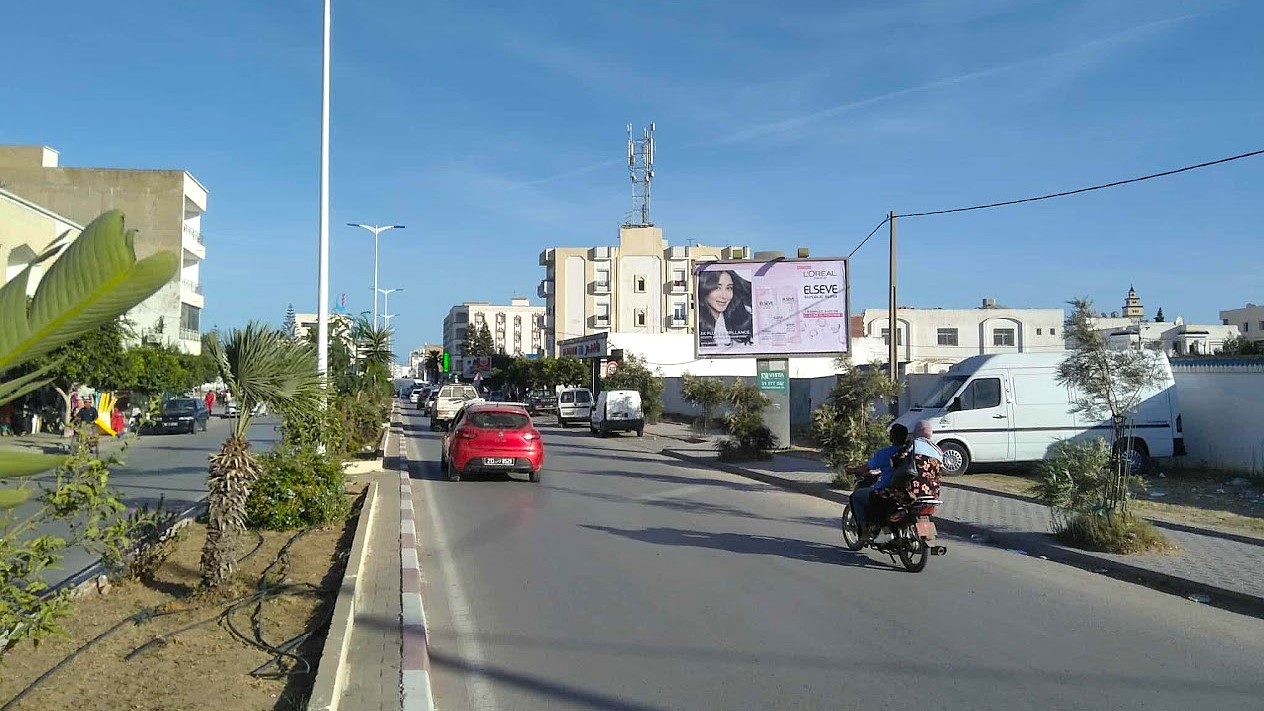V86 - Route de Tunis, en face de la station de Louages, niveau STEG, centre des visites techniques, à 100m de Kiosque Oilibya, direction Nabeul centre