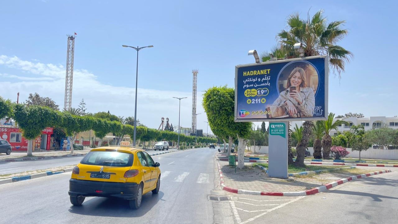 V93 - Zone Touristique Kantaoui, Avenue 14 Janvier en face de Hannibal Park et Les Maisons des Jardins, direction Sousse centre