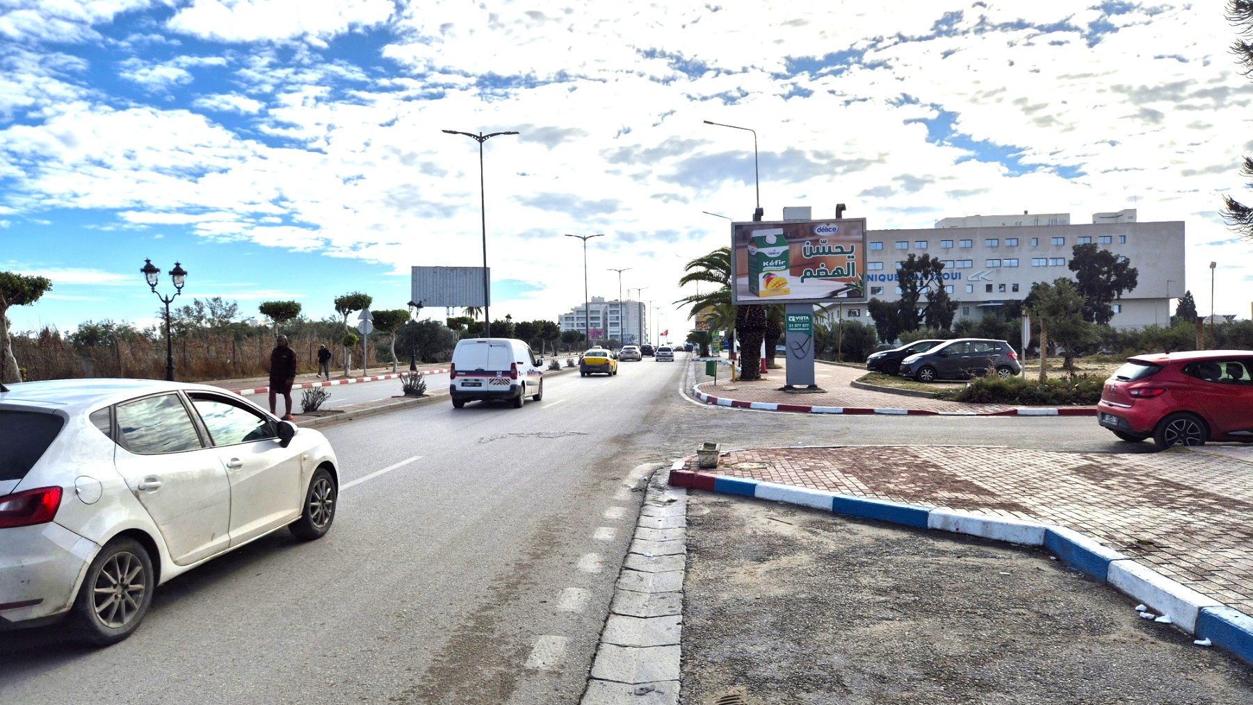 V94 - Avenue 14 Janvier, à 50m du rond-point Route de la Plage Hammam Sousse et à 100m de Clinique El Kantaoui, direction Khzema et Sousse centre