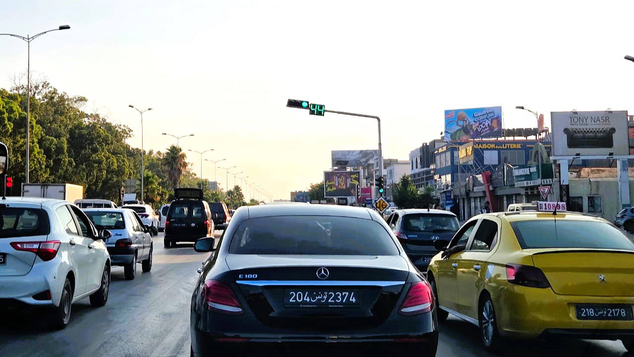 Panneau publicitaire SV05 – Niveau feu rouge croisement Ain Zaghouan, direction Tunis