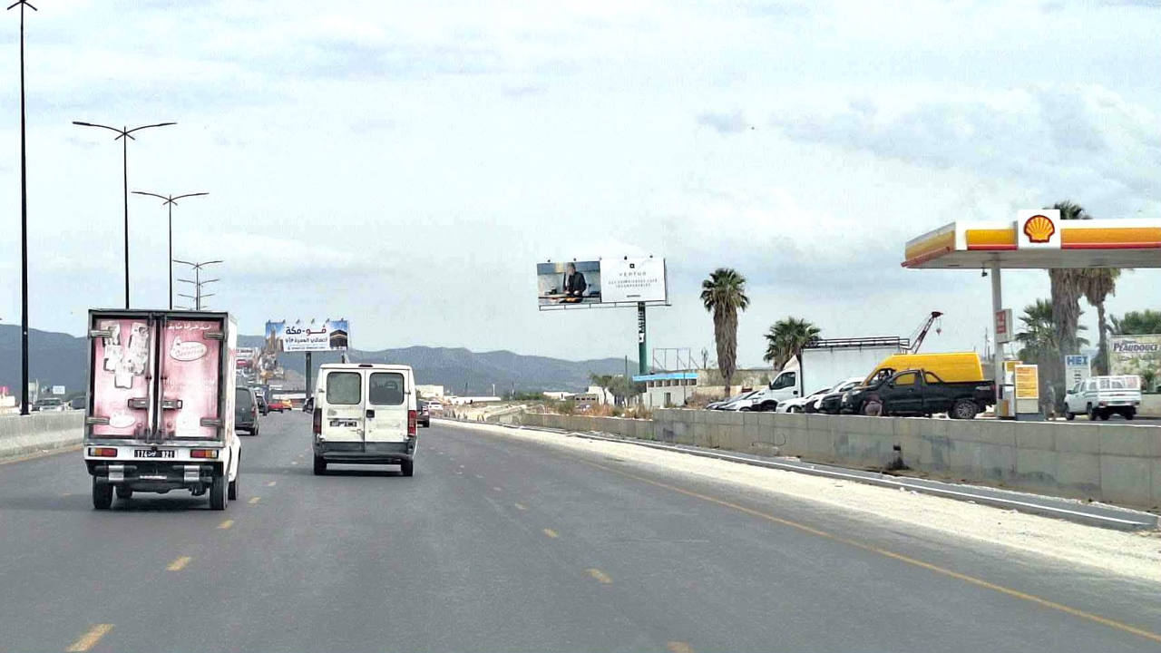 Panneau publicitaire UV01 – Sortie Sud de Tunis, niveau station shell en face de l'usine Randa, direction Banlieue Sud & Hammamet