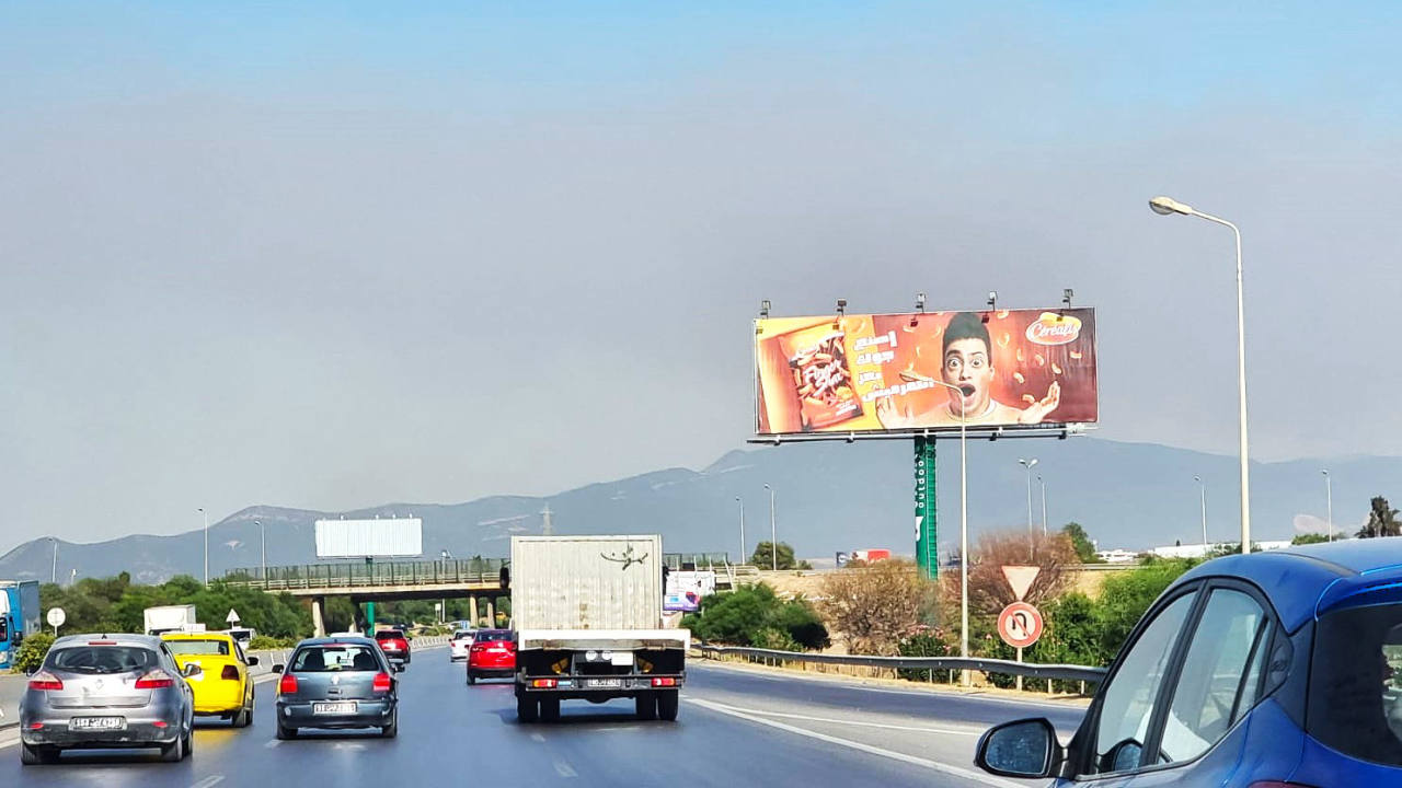 Panneau publicitaire UV04 – Niveau échangeur Banlieue Sud, à 800m du centre commercial Azur City, niveau maisons Alfa Ford et Hyundai, direction Azur City et péage Mornag