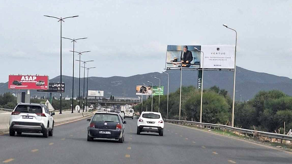 Panneau publicitaire UV09 – Niveau bretelle sortie Banlieue Sud, à 1km du centre commercial Azur City, niveau maisons Alfa Ford et Hyundai, direction Azur City et péage Mornag