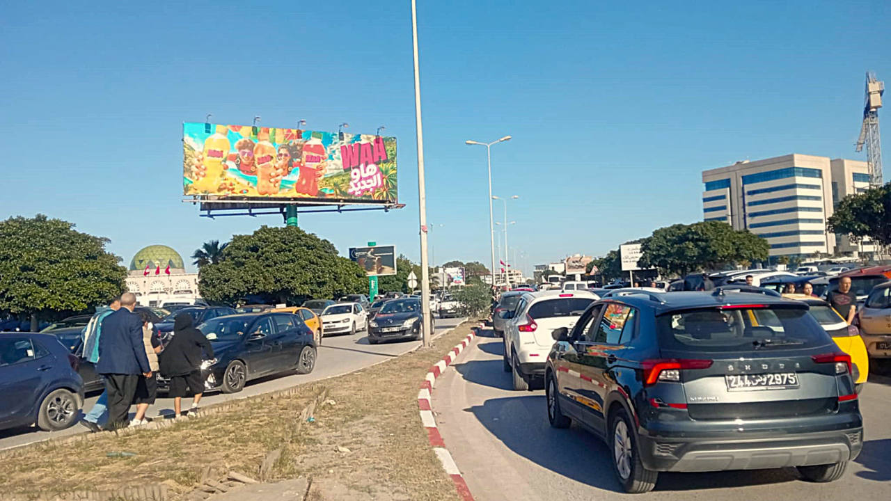 Panneau publicitaire UV16 – Niveau rond-point Foire Internationale du Kram, en face de Siège Délice et Siège Zitouna Banque, direction Le Kram