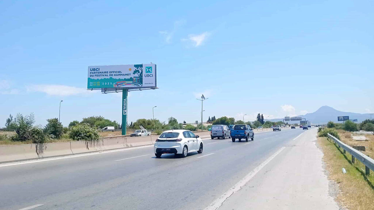 Panneau publicitaire UV25 – Niveau échangeur Banlieue Sud, à 500m du centre commercial Azur City, niveau maisons Chery, direction Azur City et péage Mornag