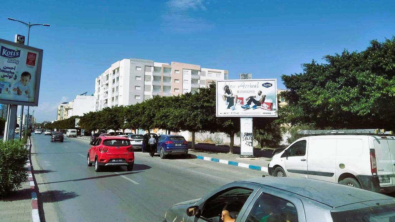 Panneau publicitaire V101 – Avenue 14 Janvier, en face de Monoprix et agence BH Bank, direction Kantaoui