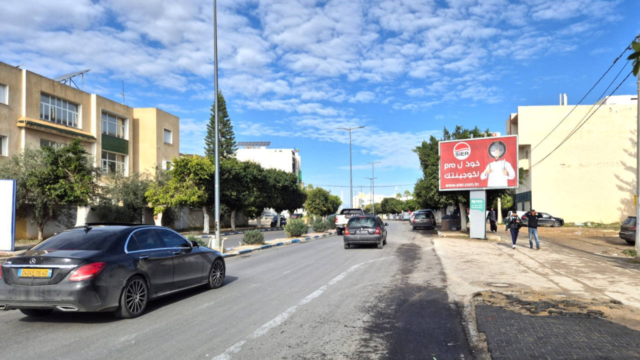 Panneau publicitaire V117 – Route Touristique Kantaoui, niveau Eric Kayser et Gourmandise, direction Kantaoui