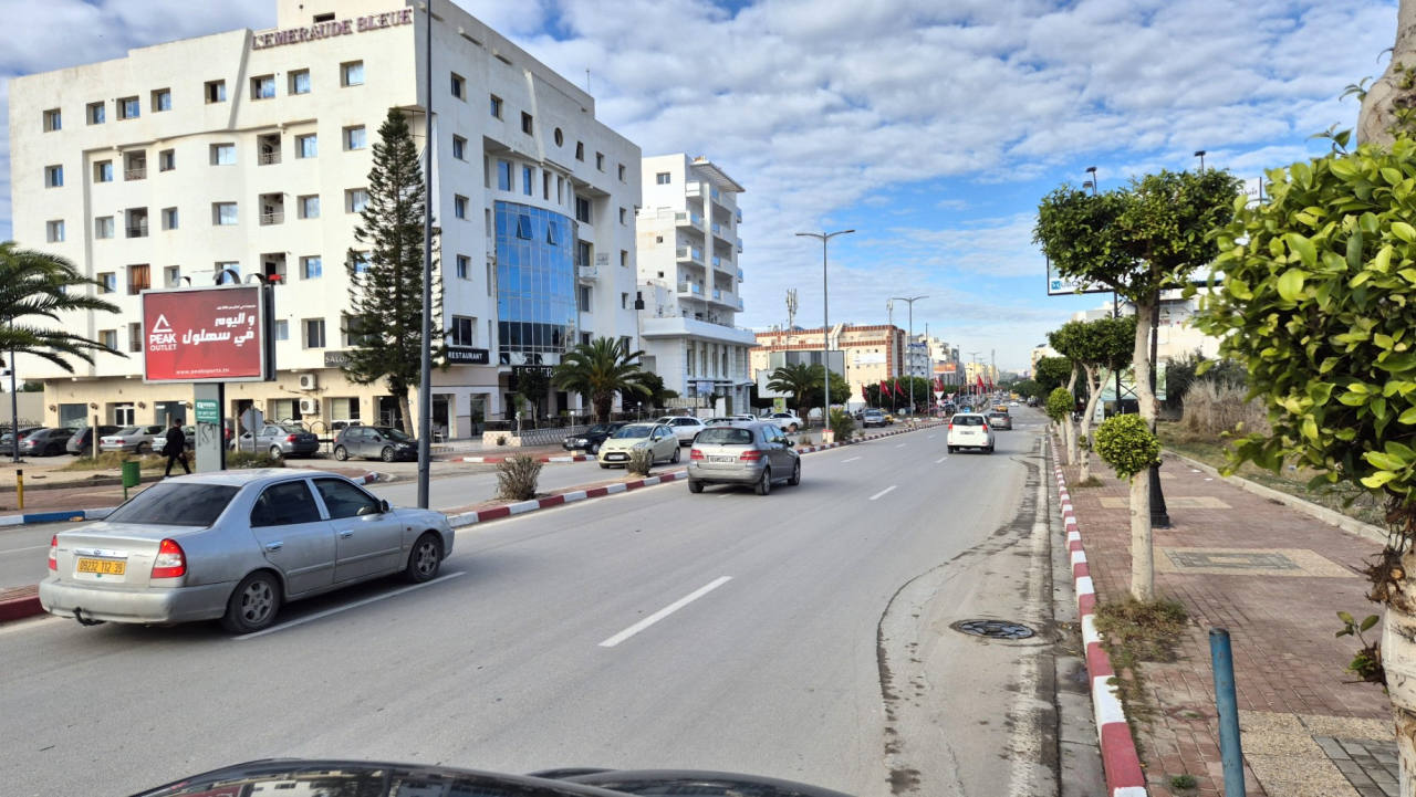 Panneau publicitaire V118 – Avenue 14 Janvier, à 50m du rond-point Route de la Plage Hammam Sousse et à 100m de Clinique El Kantaoui, direction Kantaoui