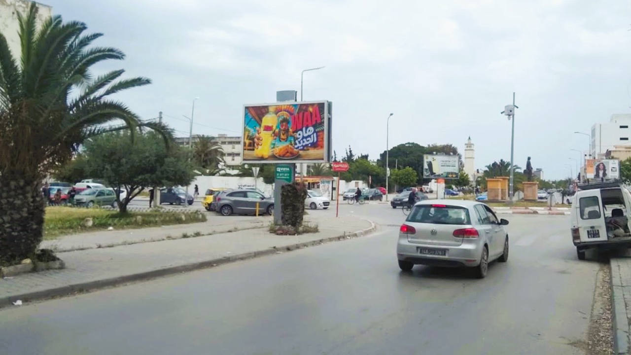 Panneau publicitaire V129 – Niveau rond-point Lycée Ezzahra, à 1min de Monoprix Ezzahra et de Carrefour Market Boumhel, direction Hammam-Lif