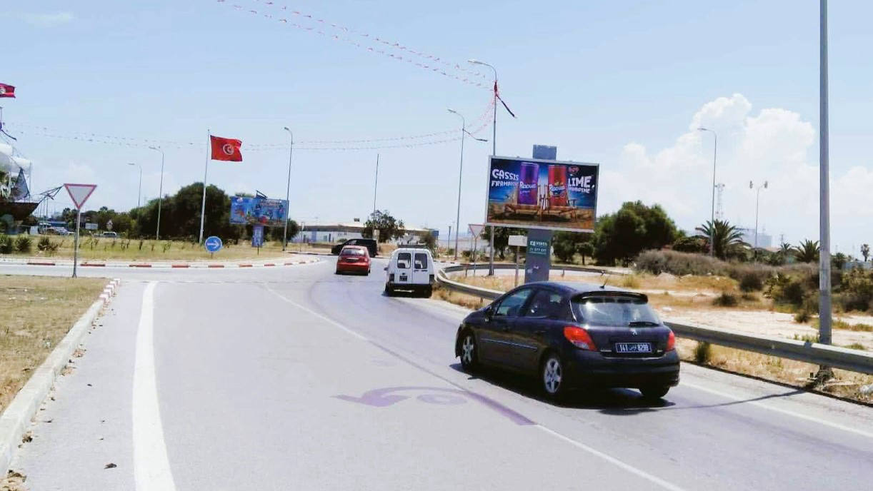 Panneau publicitaire V132 – A 100 m de maison Porsche niveau Rond point le Voilier direction La Goulette centre