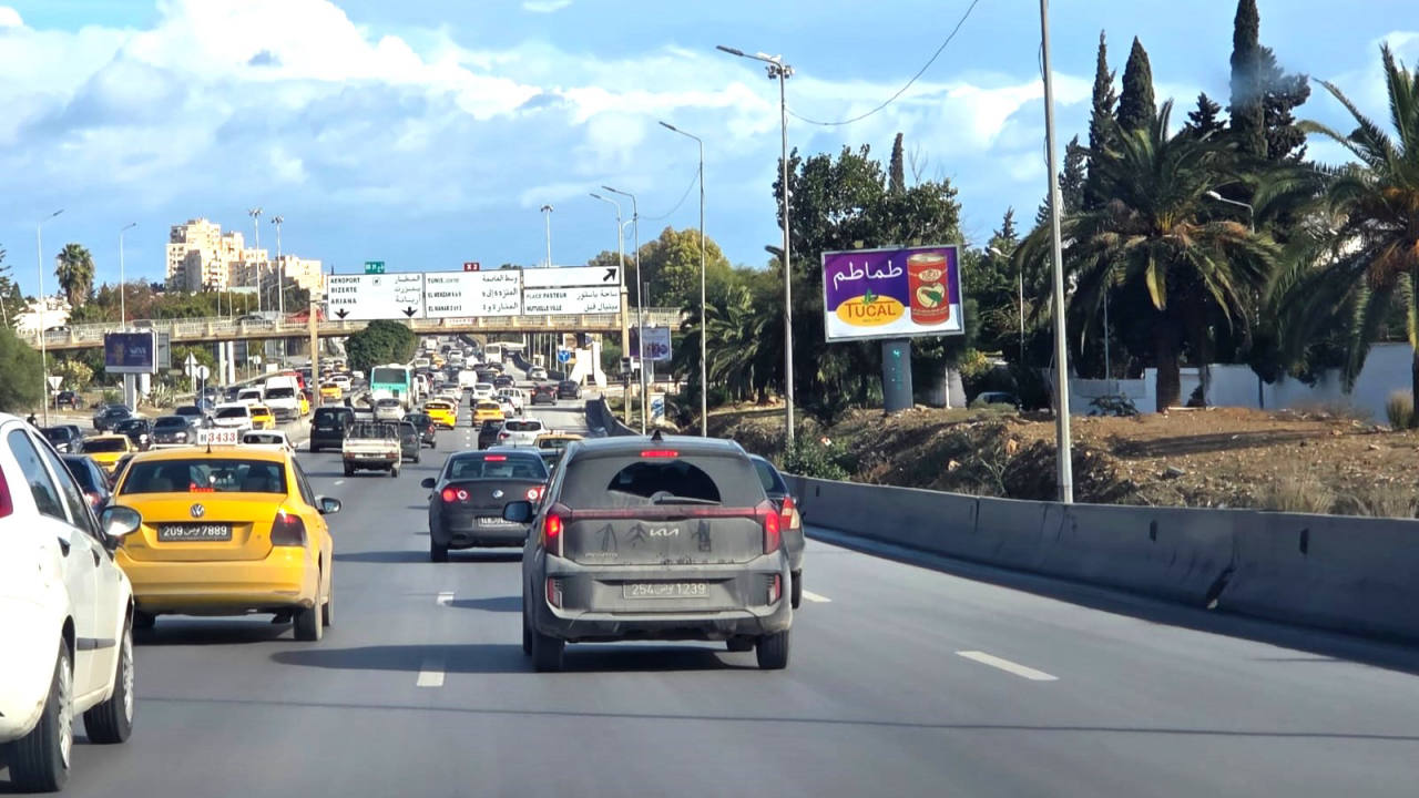 Panneau publicitaire V137 – Niveau Mutuelle ville direction Aéroport, GP8, Charguia
