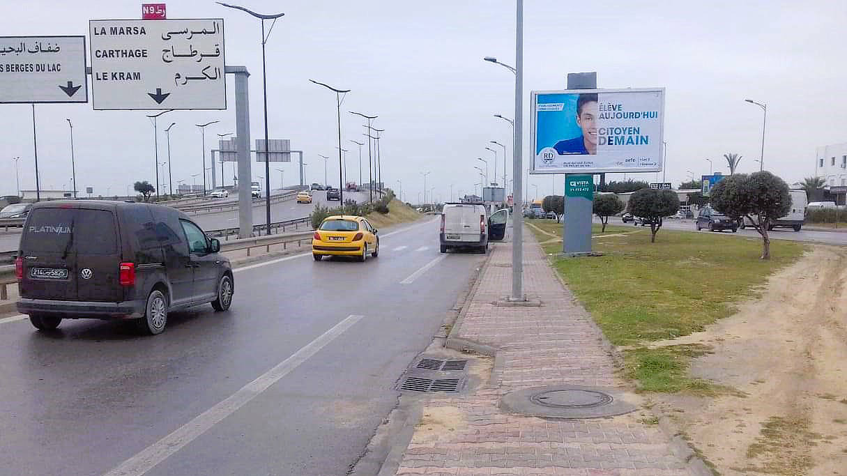 Panneau publicitaire V152 – Avenue Yasser Arafat venant de l'Aéroport direction Lac 1, La Marsa, Tunis