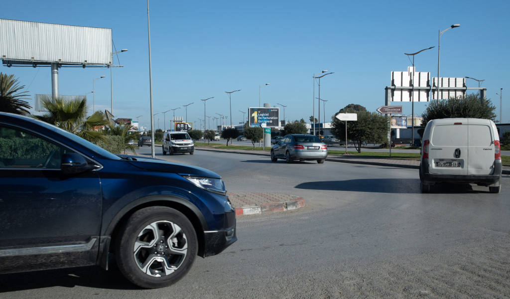 Panneau publicitaire V153 – Avenue Yasser Arafat venant de Charguia 1 direction Aéroport, Route X, Menzah