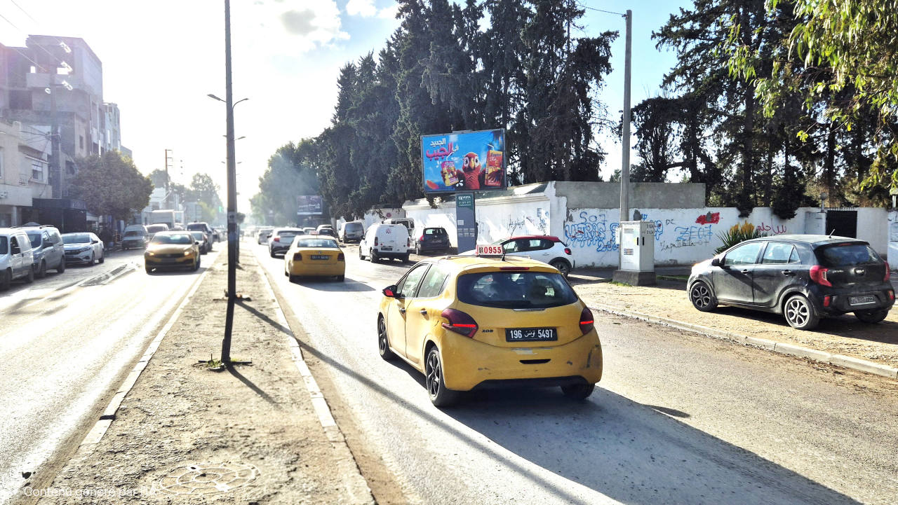 Panneau publicitaire V155 – Avenue Dar Fadhal à 200m de Carrefour Market, venant de La Soukra direction Laouina, GP9 et Lac