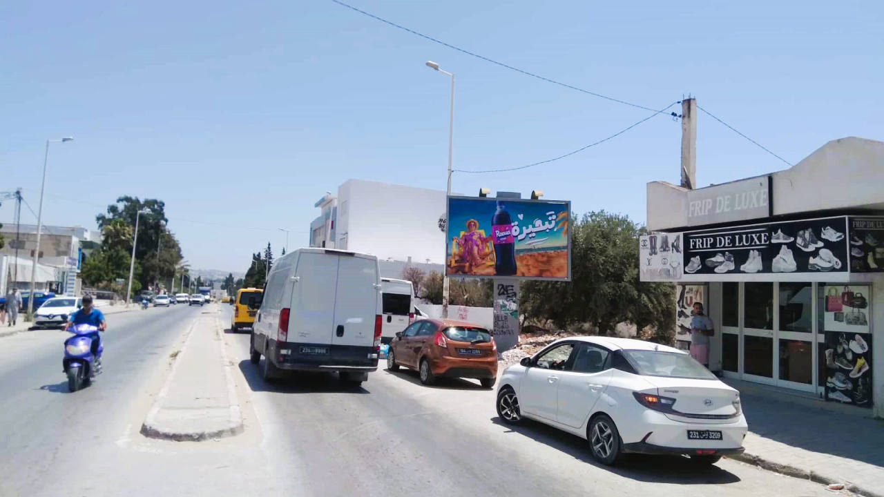 Panneau publicitaire V26 – Barraket Essahel niveau agnece BIAT et Zitouna Banque, à 50m de la Gare Routière, direction Hammamet centre
