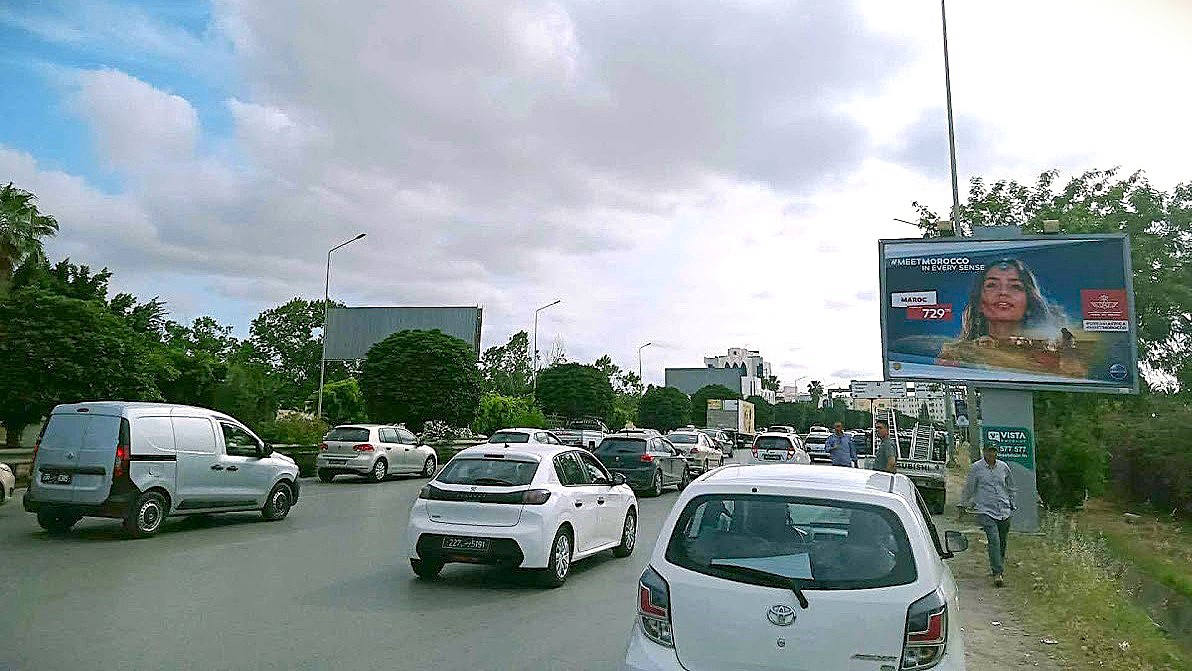 Panneau publicitaire V32 – Niveau Cité des sciences direction Aéroport, GP8, Charguia