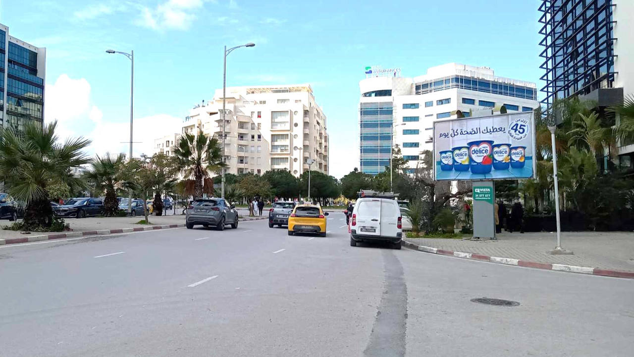 Panneau publicitaire V46 – Rue de la Feuille d'Erable, niveau rond-point giratoire à 100 m de Tunisia Mall, niveau Siège BNA Assurances, en face de Ben Yaghlen Shop