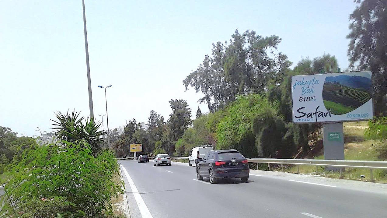 Panneau publicitaire V52 – Niveau Cité Ennasr 1, direction Cité Ennasr, El Menzah, Jardin d'El Menzah