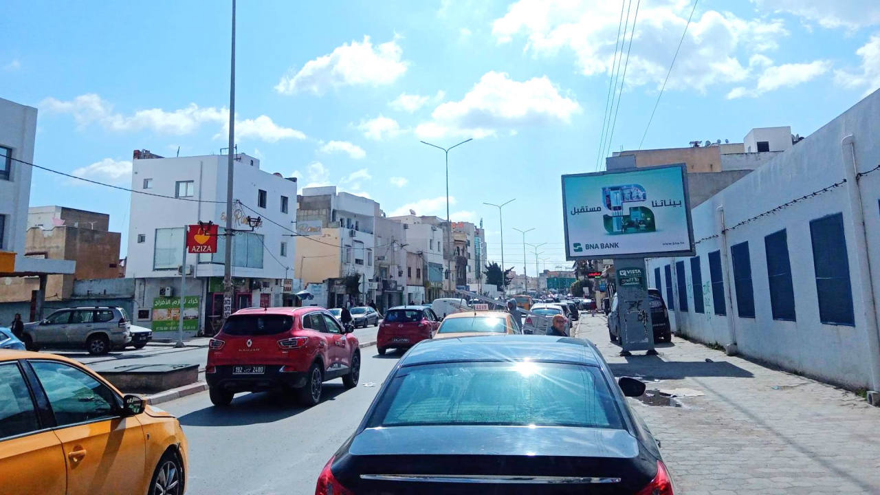 Panneau publicitaire V72 – Avenue Mohamed Salah Belhadj, niveau écolde primaire et Magazin Aziza, à 100m de MG Maxi Ariana & Meublatex, direction Ariana Centre ville