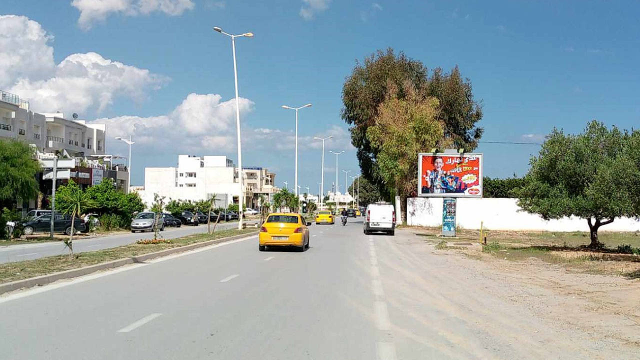 Panneau publicitaire V76 – Mrezgua, Av Dali Jazi à 100m de Boutique HA, Lycée pilote, FSEG Nabeul, Institut Supérieur des Beaux Arts, direction Nabeul