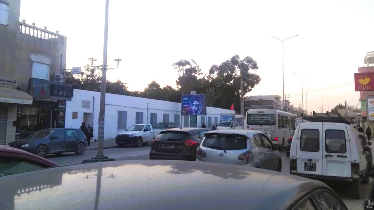 Panneau publicitaire V92 – Avenue Mohamed Salah Belhadj, niveau écolde primaire et Magazin Aziza, à 100m de MG Maxi Ariana & Meublatex, direction GP8, Géant, Ennasr