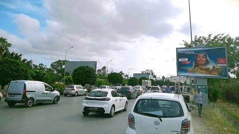 Panneau publicitaire V32 – Route X